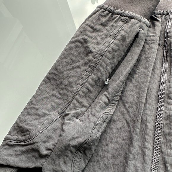 NWOT Lululemon 2 in 1 run shorts grey 6 - Picture 2 of 8